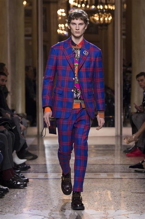 versace sfilate uomo autunno inverno 2019|Versace collezione uomo autunno inverno 2018 2019: la sfilata a .